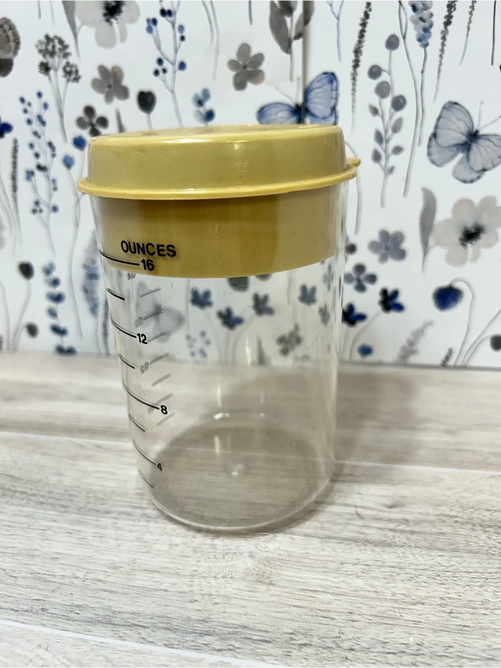 Vintage Measuring Cup Container 2 Cup 16 Oz Pourer Strainer Lid Retro Kitchen